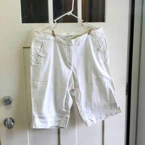 18W CATO WOMAN WHITE BERMUDA SHORTS